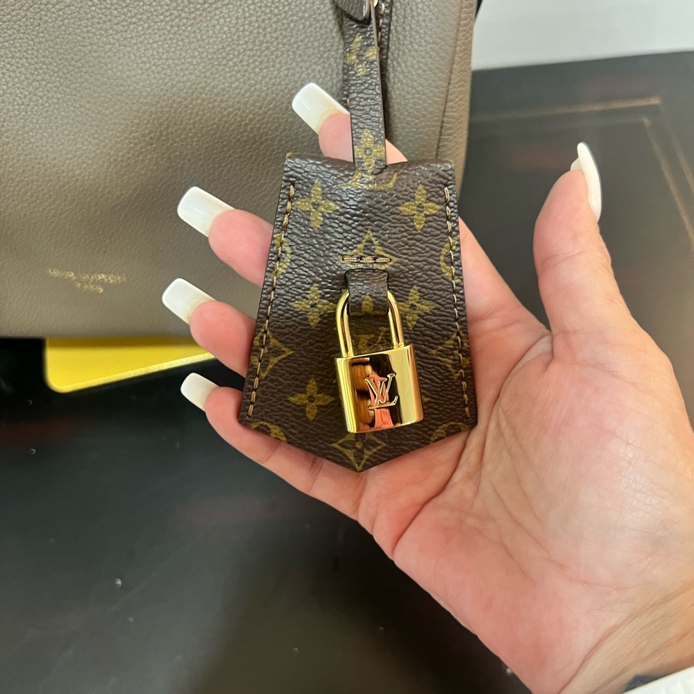 Gorgeous Louis Vuitton Express PM H-27 M26360 brand new in box color smoke - Picture 5 of 11